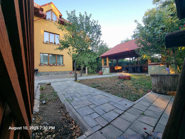 Povești la marginea curții